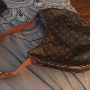 Authentic Louis Vuitton Purse, In GREAT CONDITION